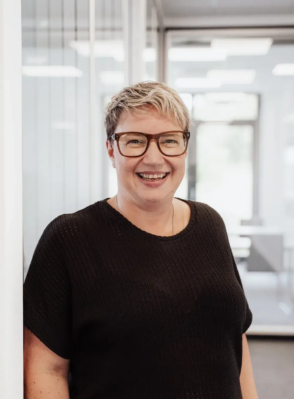 Elke Sayer, Personalreferentin der Dr. Bernhard Burger AG, lächelnd in einem hellen Büro