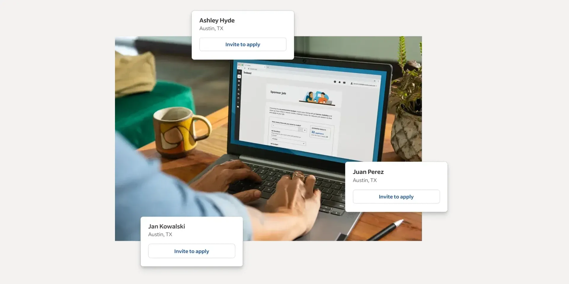 Eine Person am Laptop sichtet Kandidat:innen im Arbeitgeber-Dashboard von Indeed, daneben Karten mit „Invite to apply“ für drei Kandidat:innen
