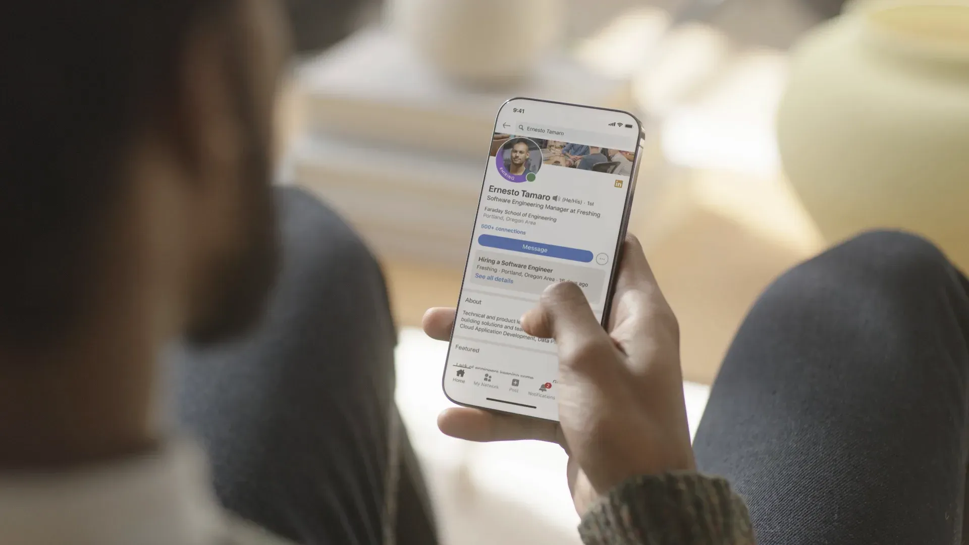 LinkedIn-profiel op een telefoon dat laat zien dat er een software engineer wordt gezocht