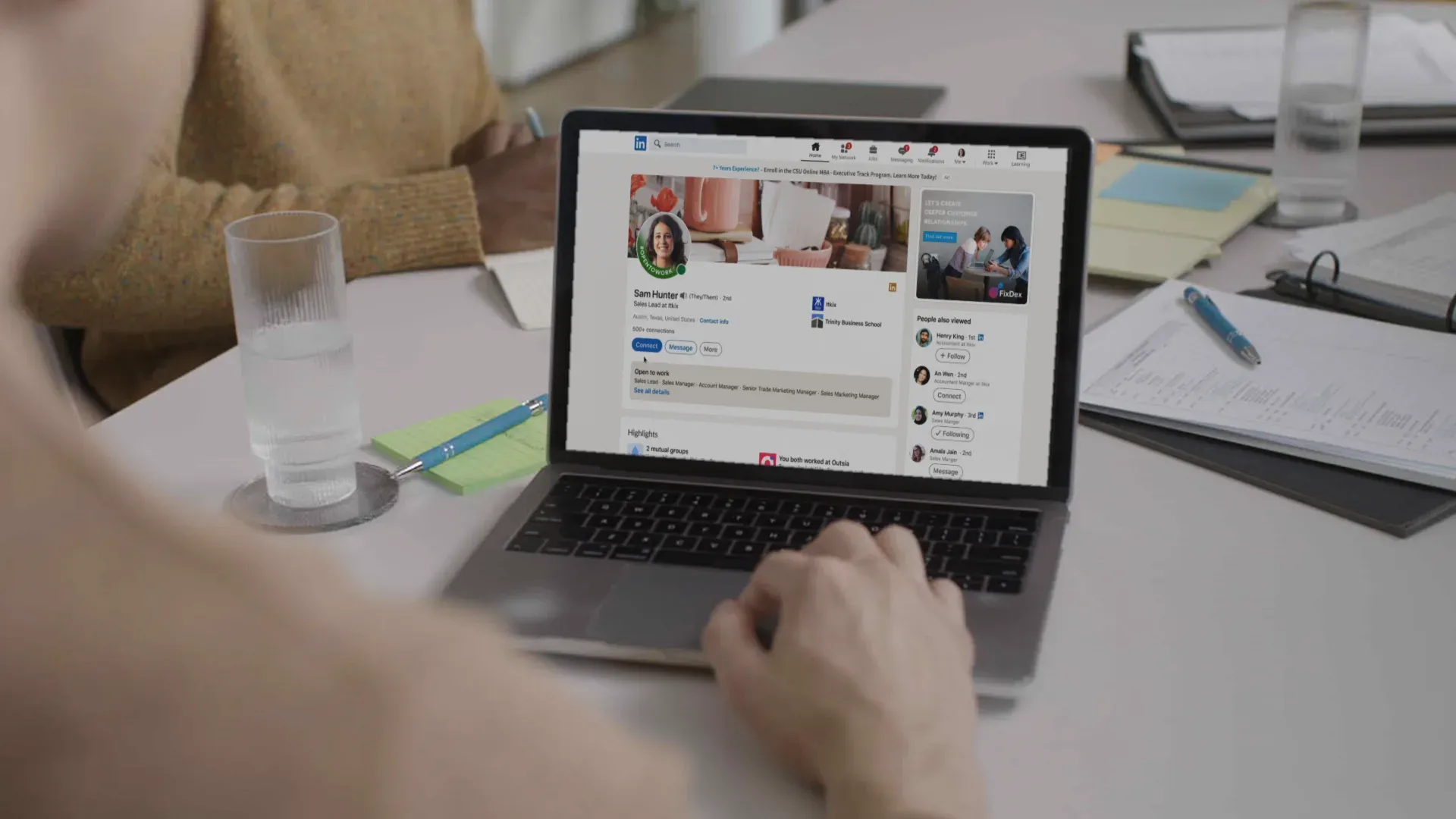 LinkedIn-profiel met de badge ‘Open to Work’ op een laptop