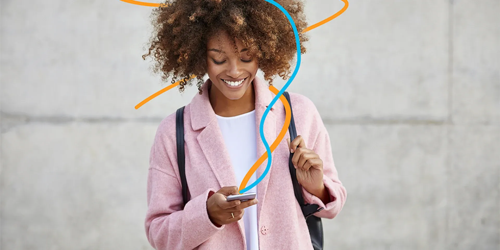 Iemand in een roze jas glimlacht naar de telefoon, omlijst door de blauwe en oranje lijnen van Nationale Vacaturebank