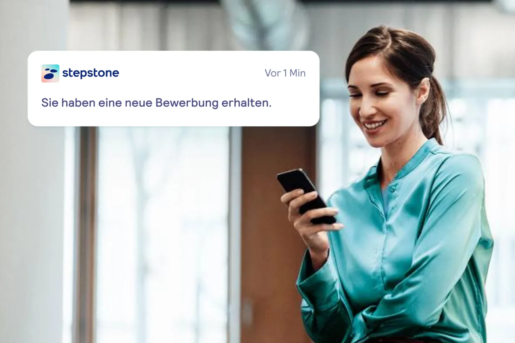 Someone smiling at their phone as a Stepstone notification reads “Sie haben eine neue Bewerbung erhalten”