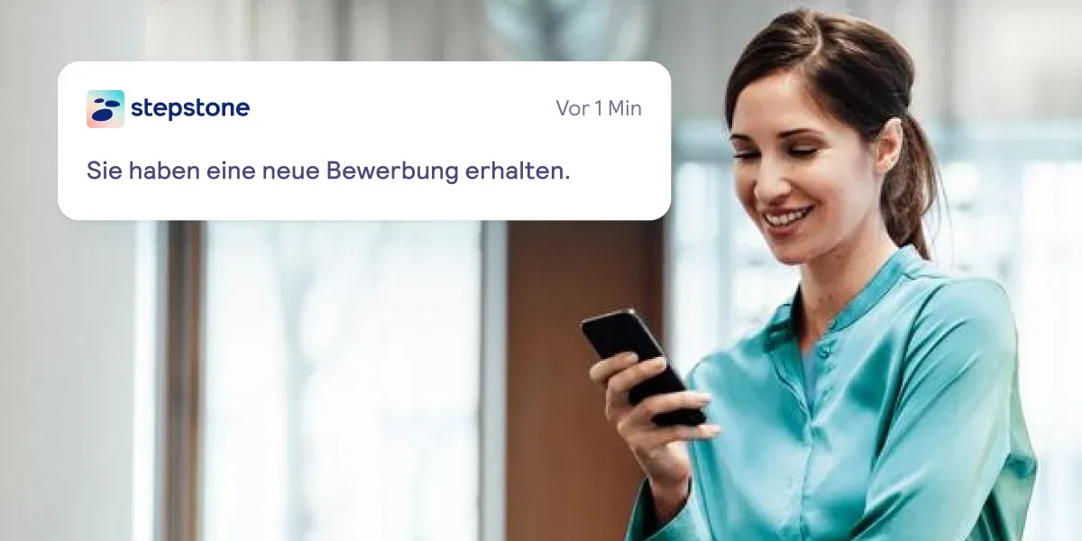 Someone smiling at their phone as a Stepstone notification reads “Sie haben eine neue Bewerbung erhalten”